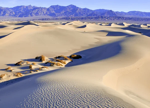 Ondas y dunas de arena, Parque Nacional Death Valley, California — Foto de Stock