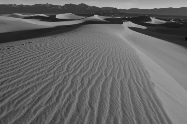 Paysage désertique avec dunes de sable et montagnes — Photo