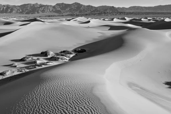 Paesaggio desertico con dune di sabbia e montagne — Foto Stock