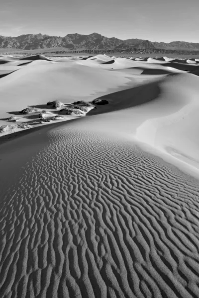 Έρημο τοπίο με αμμόλοφους και βουνά — Φωτογραφία Αρχείου