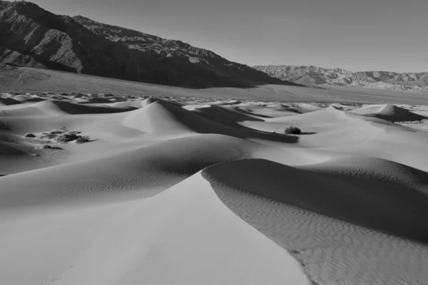 Пустельний пейзаж з піщаними дюнами і горами — стокове фото