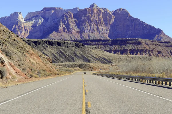 Conduire dans les montagnes et les canyons, sud-ouest, États-Unis — Photo