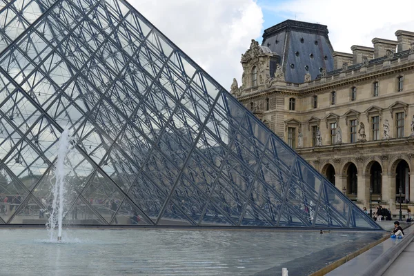 Muzeum Louvre, Paříž, Francie — Stock fotografie