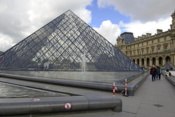 Muzeum Louvre, Paříž, Francie — Stock fotografie