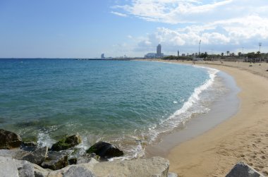 Kentsel kum plajı üzerinde Akdeniz Barcelona, İspanya