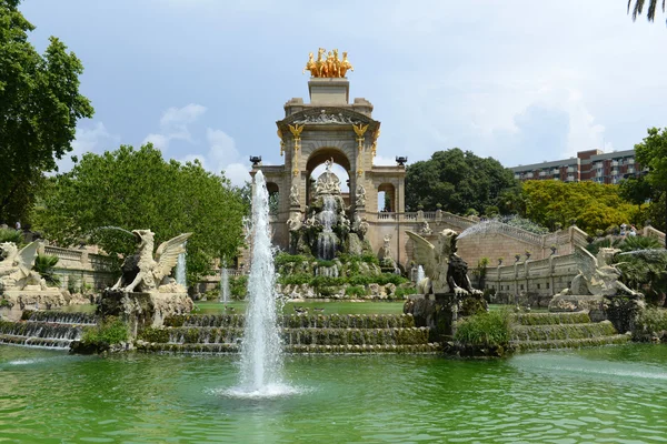 安东尼 · 高迪在巴塞罗那，西班牙的奎尔公园的喷泉水 — 图库照片