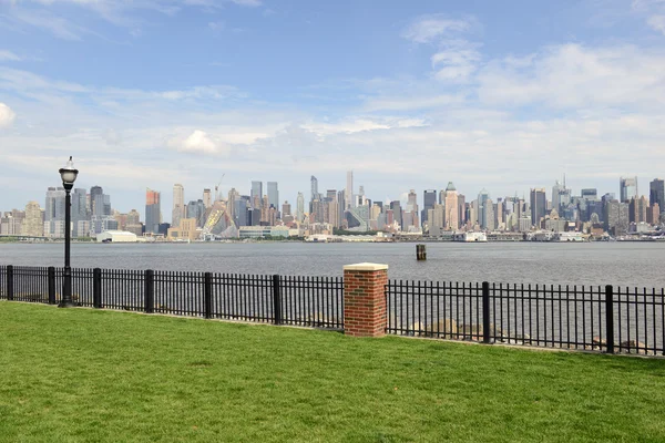 Manhattan siluetinin Hudson Nehri, New York City ile — Stok fotoğraf