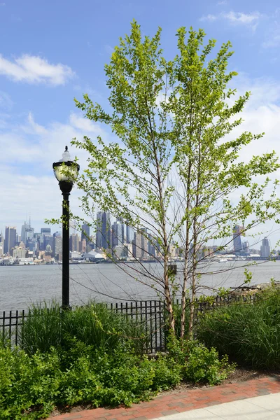 Manhattan siluetinin Hudson Nehri, New York City ile — Stok fotoğraf