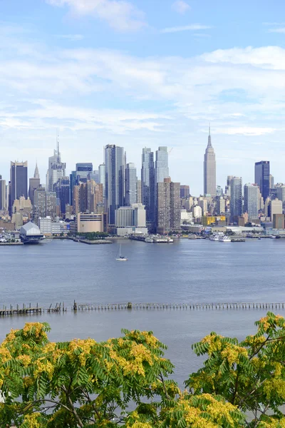 Manhattan siluetinin Hudson Nehri, New York City ile — Stok fotoğraf