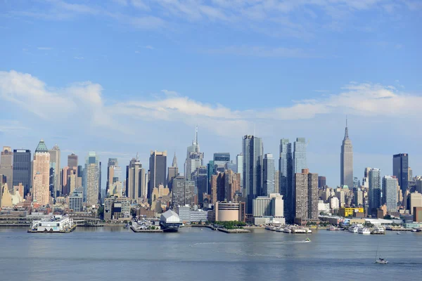 Manhattan siluetinin Hudson Nehri, New York City ile — Stok fotoğraf