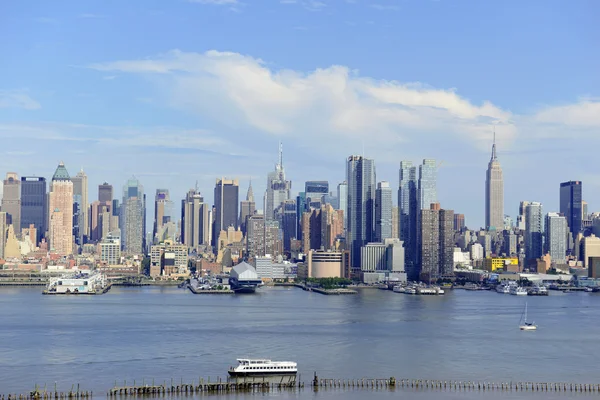 Manhattan siluetinin Hudson Nehri, New York City ile — Stok fotoğraf