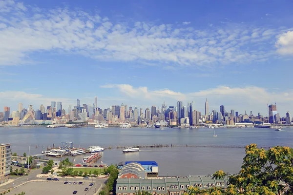 Manhattan siluetinin Hudson Nehri, New York City ile — Stok fotoğraf