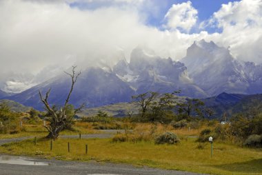 Torres del Paine, Şili, Patagonya'engebeli dağ manzarası