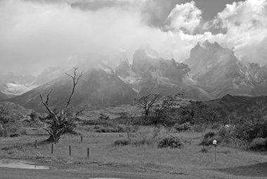 Torres del Paine, Şili, Patagonya'engebeli dağ manzarası