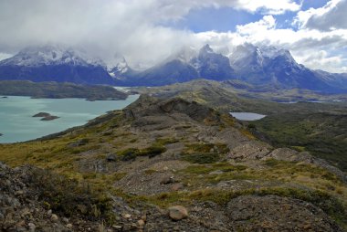 Torres del Paine, Şili, Patagonya'engebeli dağ manzarası