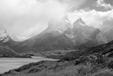 Torres del Paine, Şili, Patagonya'engebeli dağ manzarası
