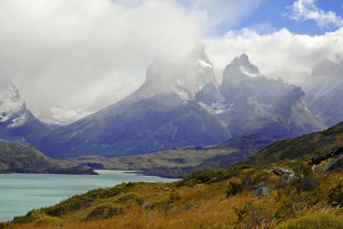 Torres del Paine, Şili, Patagonya'engebeli dağ manzarası
