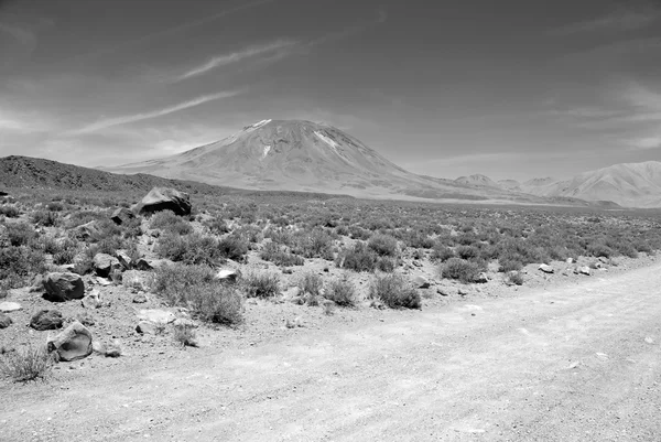 远程，贫瘠的阿塔卡马沙漠，智利的火山地质景观 — 图库照片