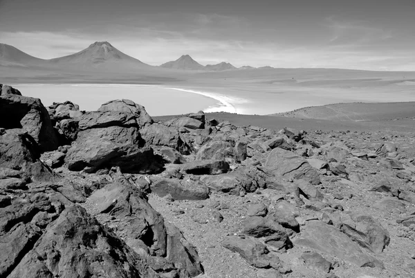 Vzdálené, pusté sopečné krajiny pouště Atacama, Chile — Stock fotografie