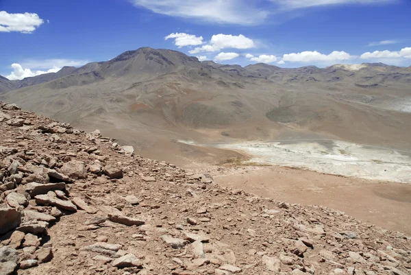 Zdalne, jałowe wulkaniczny krajobraz Pustyni Atacama, Chile — Zdjęcie stockowe