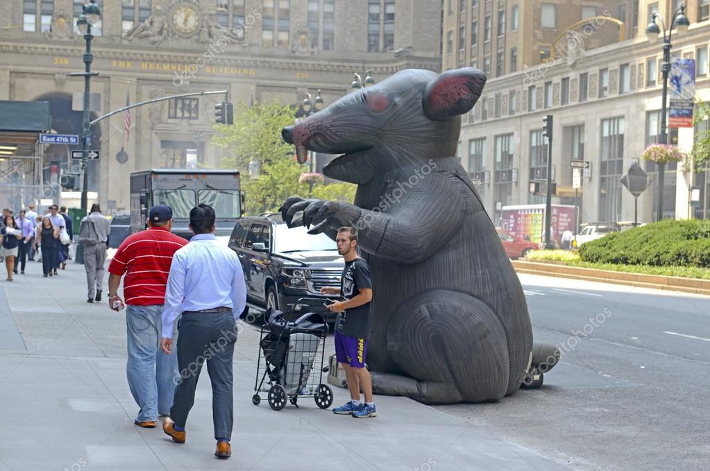 Rato inflável gigante é instalado em rua de Nova York