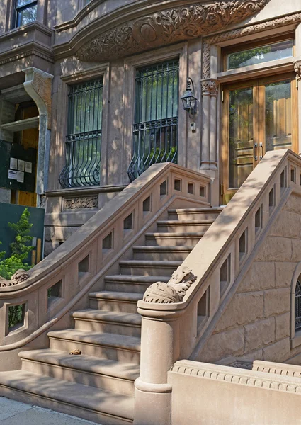 Brownstone apartment building with staircase — 스톡 사진