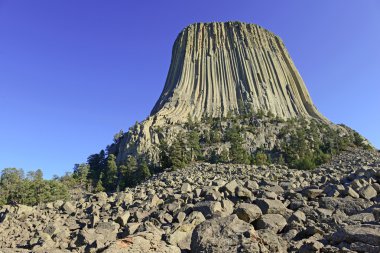 Devils Tower Ulusal Anıtı, Wyoming, grasslands yükselen bir jeolojik ılık bir popüler turistik, Amerikan yerlilerinin efsane ve kaya dağcılar için hedef tırmanışı için kaynak 's