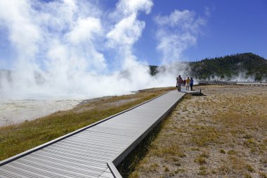 Boardwalks Yellowstone Milli Parkı'nda insanlar