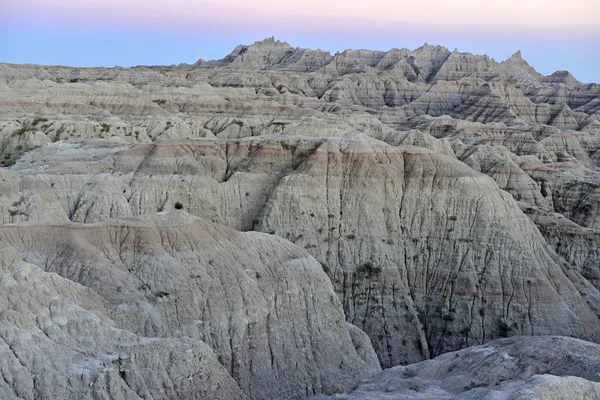 Die durch Ablagerungen und Erosion durch Wind und Wasser geformte Landschaft der Badlands enthält einige der reichsten fossilen Beete der Welt, den Badlands-Nationalpark, South Dakota, USA. — Stockfoto