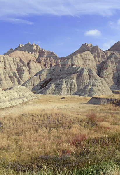 Paisaje de las tierras baldías, formado por la deposición y la erosión por el viento y el agua, contiene algunos de los lechos fósiles más ricos del mundo, Parque Nacional Badlands, Dakota del Sur, EE.UU. — Foto de Stock