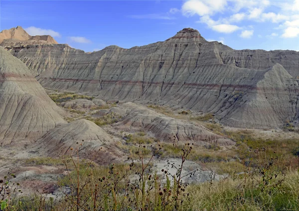 Die durch Ablagerungen und Erosion durch Wind und Wasser geformte Landschaft der Badlands enthält einige der reichsten fossilen Beete der Welt, den Badlands-Nationalpark, South Dakota, USA. — Stockfoto