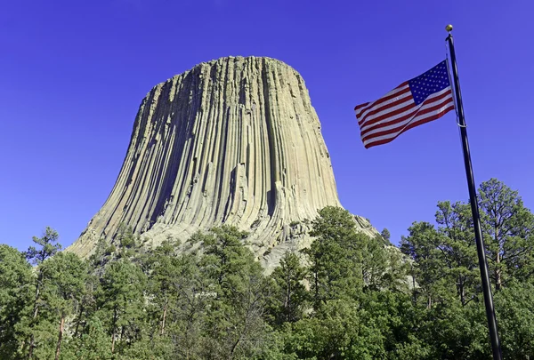 Devils Tower National Monument, un relief géologique s'élevant des prairies du Wyoming, est une attraction touristique populaire, source de légende amérindienne et objectif d'escalade pour les grimpeurs — Photo