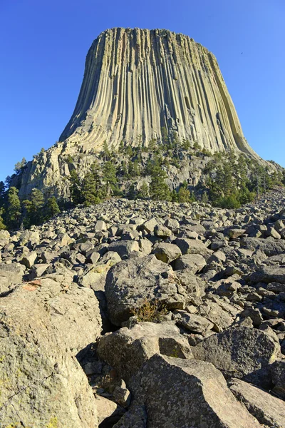 Devils Tower National Monument (Monumento Nacional da Torre dos Diabos) é uma atração turística popular, fonte de lenda nativa americana e meta de escalada para alpinistas. — Fotografia de Stock