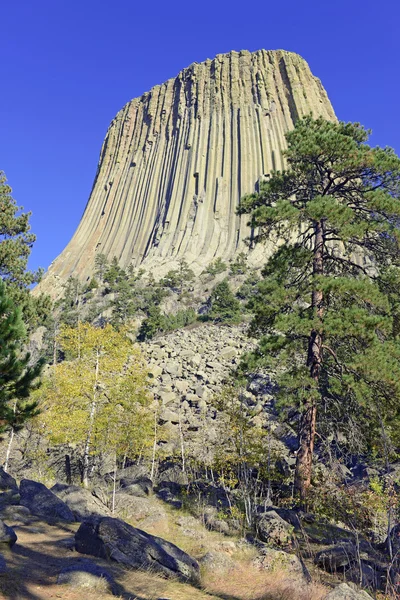 Ördögök Tower nemzeti emlékmű, a geológiai landform emelkedik a gyepek Wyoming, a népszerű turisztikai attrakciója, indián legenda és sziklamászás cél hegymászók — Stock Fotó