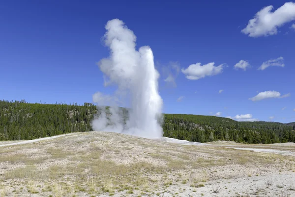 Velha erupção de Geysrer Fiel, Parque Nacional de Yellowstone — Fotografia de Stock