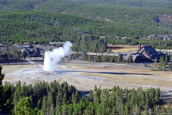 Velha erupção de Geysrer Fiel, Parque Nacional de Yellowstone — Fotografia de Stock