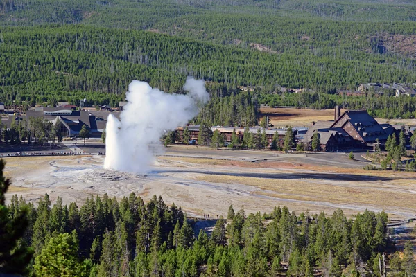 Eruzione del Vecchio Fedele Geysrer, Parco Nazionale di Yellowstone — Foto Stock