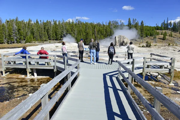 Boardwalks Yellowstone Milli Parkı'nda insanlar — Stok fotoğraf