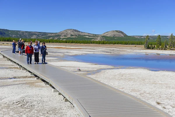 Pessoas em Boardwalks no Parque Nacional de Yellowstone — Fotografia de Stock