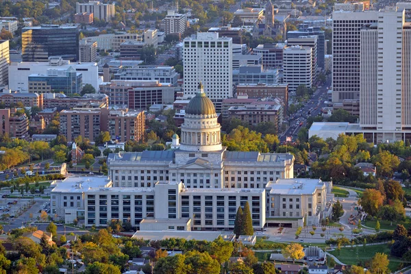 ソルトレイクシティ、ユタ州議会議事堂とスカイライン — ストック写真