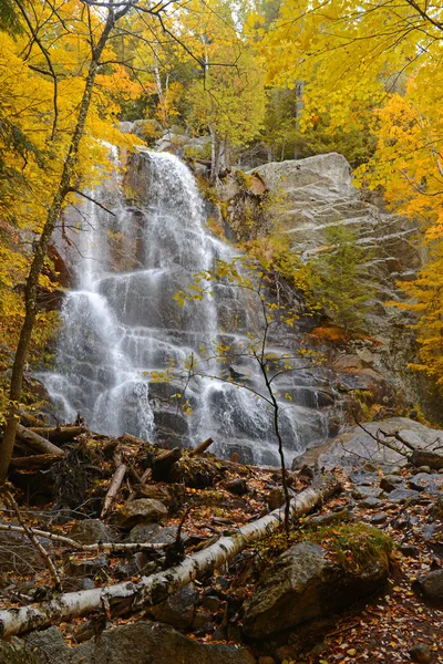 Waterfall with autumn foliage, Adirondacks, New York — Stok fotoğraf