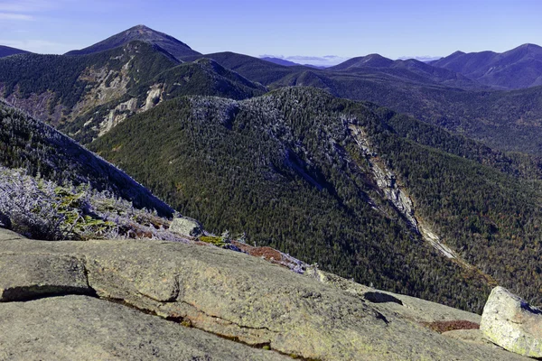 Alpine scene on climb of Gothics Mountain, in Autumn with forest colors in the distance, Adirondacks, New York — Zdjęcie stockowe