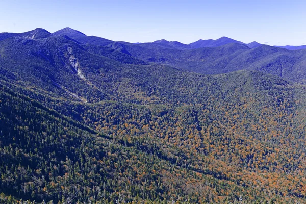 Alpine scene on climb of Gothics Mountain, in Autumn with forest colors in the distance, Adirondacks, New York — Φωτογραφία Αρχείου