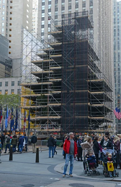 Albero di Natale nel centro Rockefeller in fase di preparazione per l'illuminazione — Foto Stock