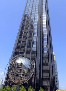 Trump Tower ve küre Columbus Circle