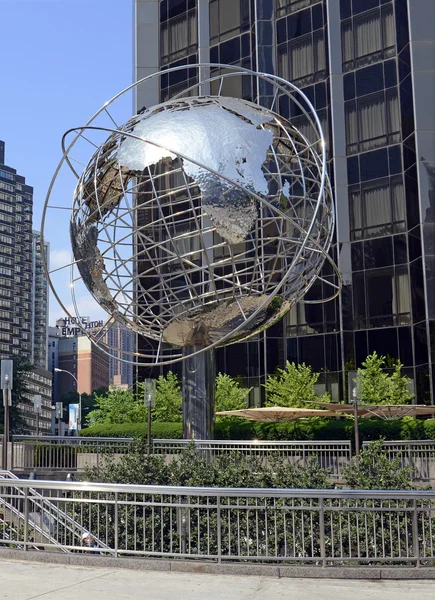 Trumpf Turm und Globus am Kolumbuskreis — Stockfoto