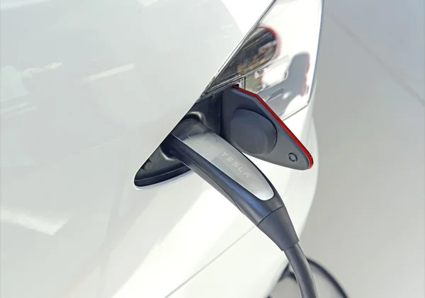 Tesla Motors Model S pada tampilan — Stok Foto