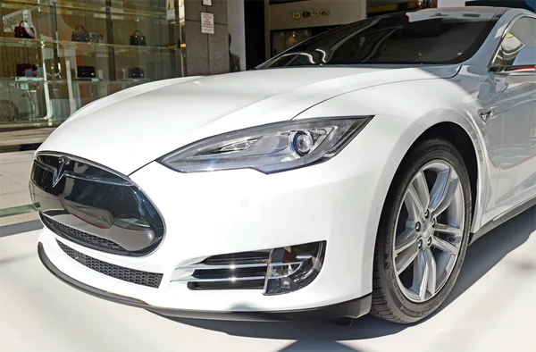 Tesla Motors Model S på displayen — Stockfoto