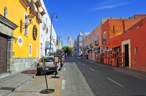 Livliga och färgstarka byggnader av staden Puebla, Mexiko — Stockfoto