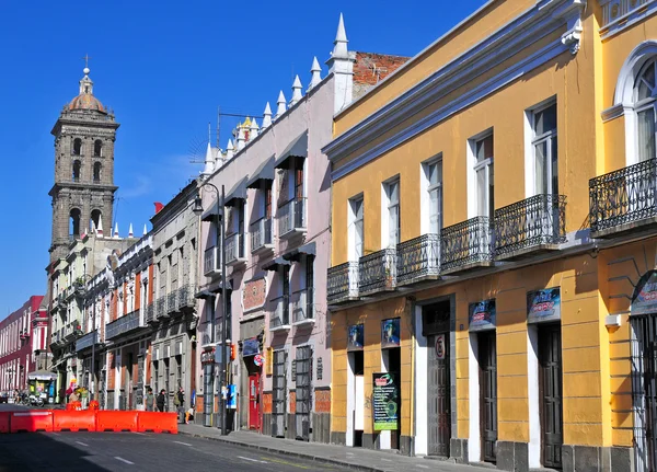 プエブラ、メキシコシティの活気のある、カラフルな建物 — ストック写真